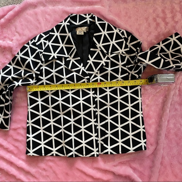 Transitions Crop Jacket - Picture 9 of 11